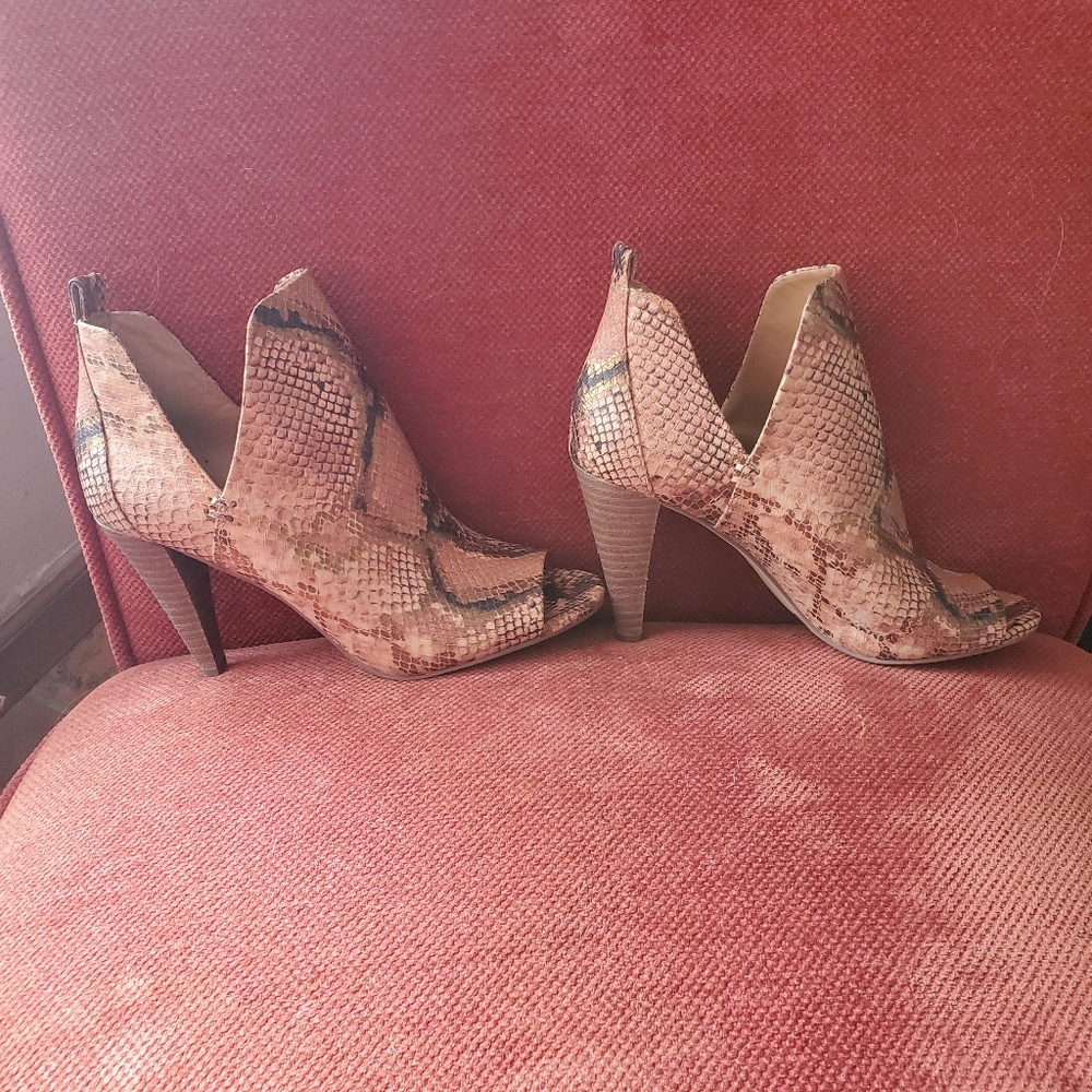 Vince Camuto bootie, size 9